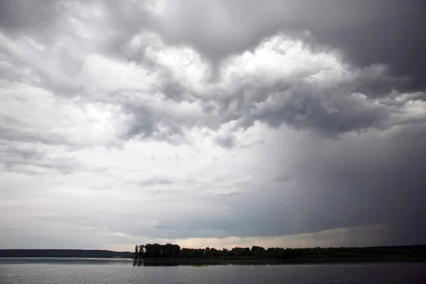 Letni Krajobraz Dramatyczne Chmury Nad Rzeką Przed Burzą — Zdjęcie stockowe