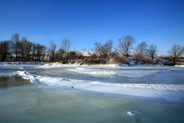 Winter Landschap Backwater Het Ijs Tegen Blauwe Lucht Een Heldere — Stockfoto