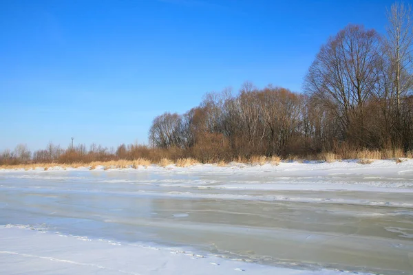 Paesaggio Invernale Backwater Nel Ghiaccio Contro Cielo Blu Una Chiara — Foto Stock