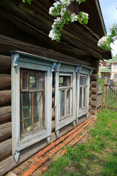 Velho Log Casa Abandonada Nos Arredores Aldeia Primavera — Fotografia de Stock