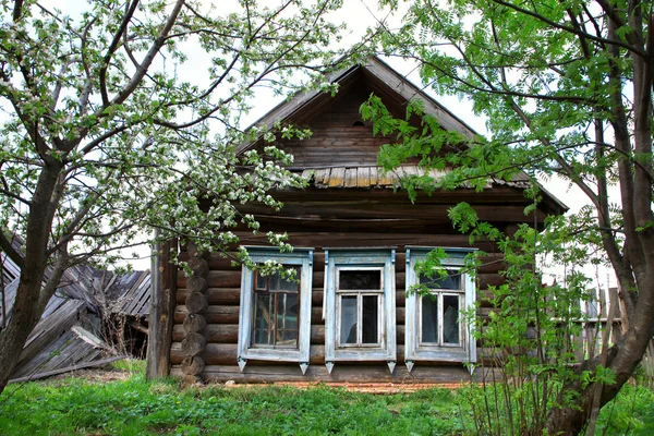 Stary Opuszczony Dom Obrzeżach Wsi Wiosną — Zdjęcie stockowe