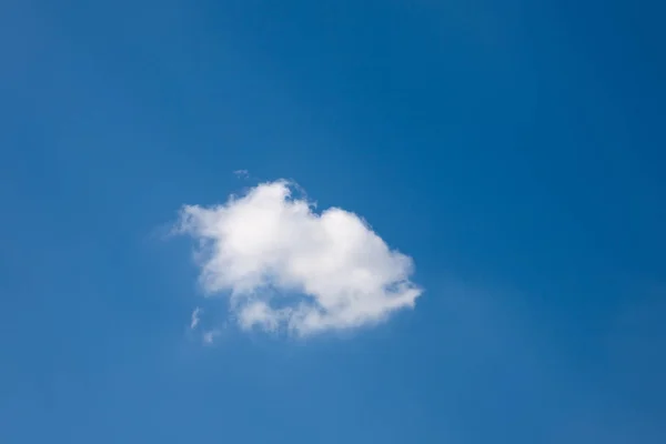 Geïsoleerde Close Lucht Witte Wolken Blauwe Hemel Zonnige Zomerdag — Stockfoto