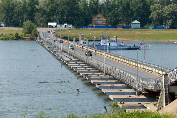 川を渡る夏の風景橋晴れた日にビルスクの町の近くのホワイト — ストック写真