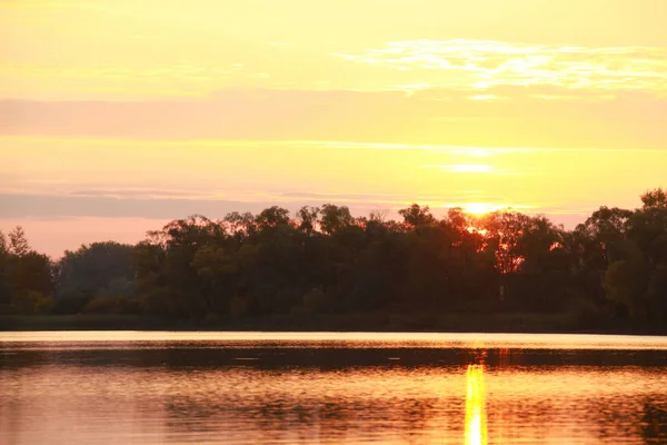 Paisaje Pintoresco Atardecer Sobre Río Tranquilo Tarde Otoño —  Fotos de Stock