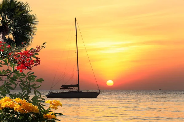 Seascape Pôr Sol Cênico Barco Ancorado Com Velas Desinfladas Largo — Fotografia de Stock