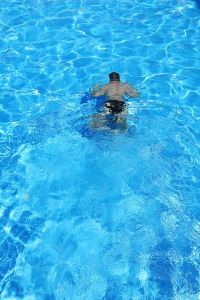 Piscine Eau Azur Isolée Nageur Dans Eau — Photo