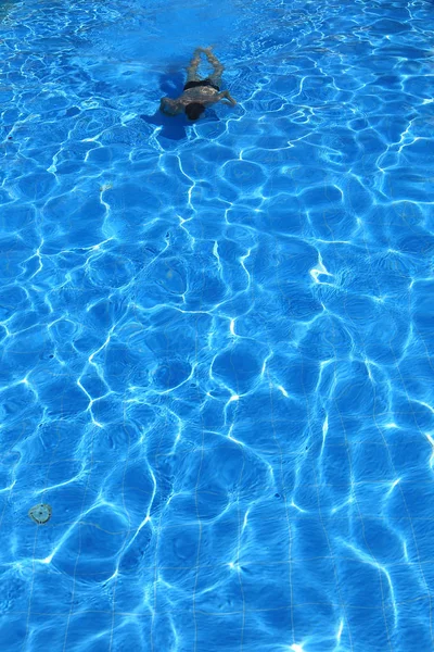 Izolovaný Azurový Vodní Bazén Plavec Vodě — Stock fotografie