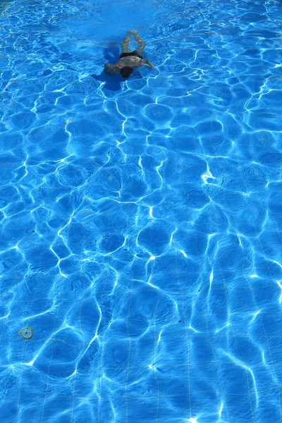 Piscina Água Azul Isolada Nadador Água — Fotografia de Stock