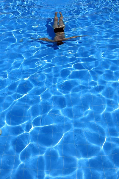 隔离的蓝色水池和水里的游泳者 — 图库照片