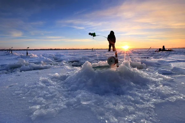 Zimní Krajina Rybáři Ledě Řeky Při Západu Slunce — Stock fotografie