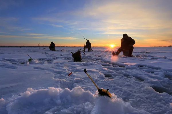 Winterlandschaft Fischer Auf Dem Eis Des Flusses Bei Sonnenuntergang — Stockfoto