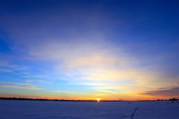 Зимний Пейзаж Красивый Закат Над Рекой Покрытый Льдом Город Горизонте — стоковое фото