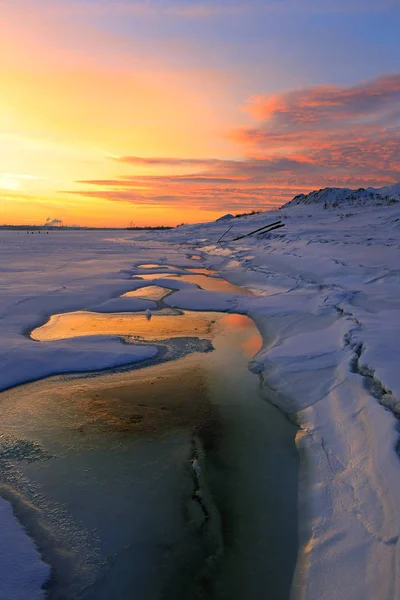 Paesaggio Invernale Bellissimo Tramonto Sul Fiume Coperto Ghiaccio Città All — Foto Stock