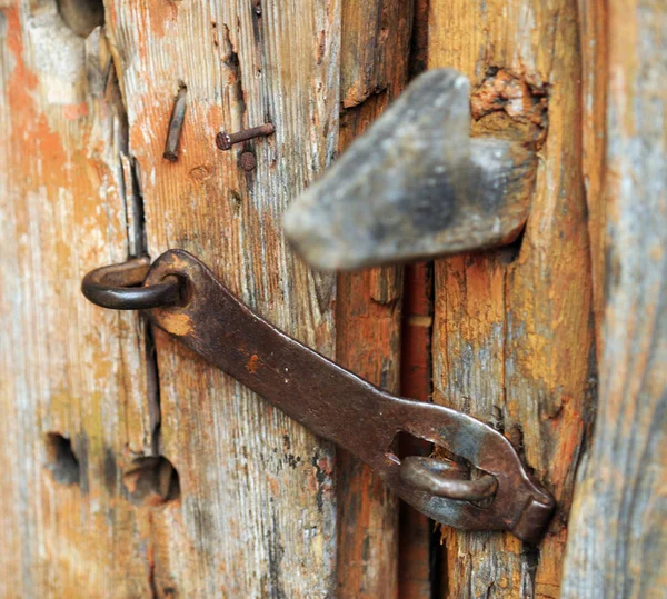 Macro Viejo Oxidado Bisagra Cerradura Una Puerta Madera —  Fotos de Stock