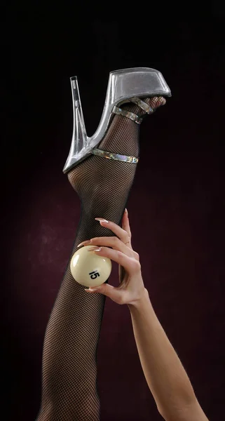 特写镜头上的妇女伸出腿白色提示球在勃艮第背景工作室 — 图库照片