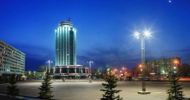 Şehrin merkezindeki modern iş merkezinin gece görüşü