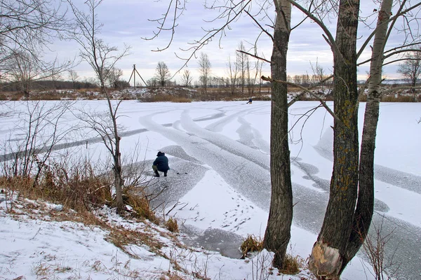 Les Pêcheurs Paysage Hivernal Attrapent Des Poissons Dans Rivière Recouverte — Photo