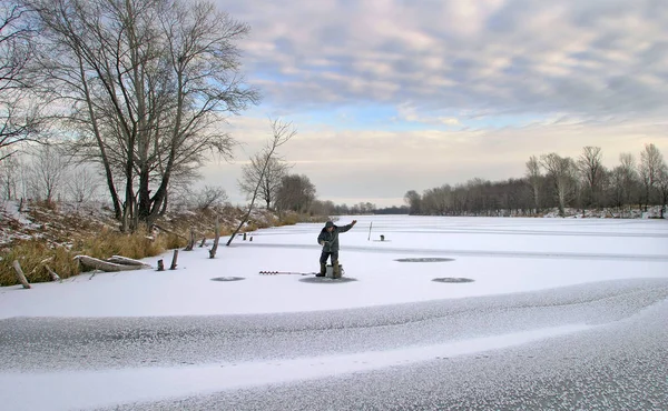 Fischer Der Winterlandschaft Fangen Beginn Des Winters Bei Sonnenaufgang Fische — Stockfoto