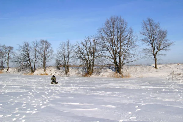 Paysage Hivernal Une Rivière Gelée Arbres Sur Rivage Recouverts Givre — Photo