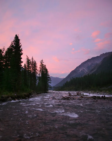 Magnífica Paisagem Montanhosa Rio Floresta Céu Nublado Pôr Sol Verão — Fotografia de Stock