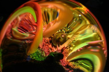 ... kürenin ışık saçan spektral renkleri...