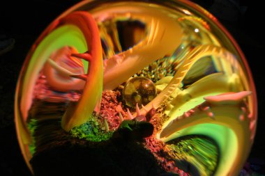 ... kürenin ışık saçan spektral renkleri...