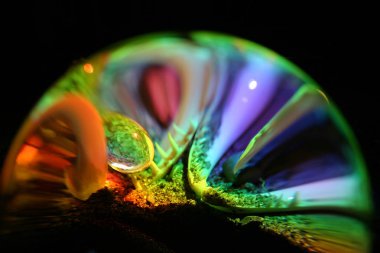 ... kürenin ışık saçan spektral renkleri...