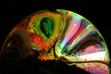 ... kürenin ışık saçan spektral renkleri...