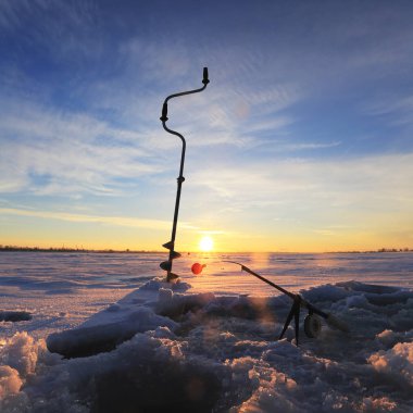 Kış manzarası gün batımında nehrin kenarındaki kuyulara yakın olta ve sondaj kuyuları