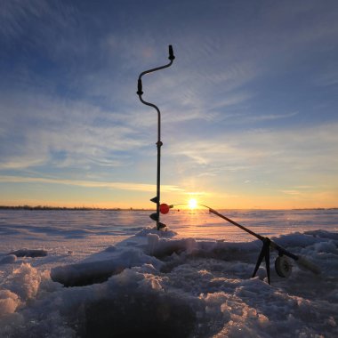 Kış manzarası gün batımında nehrin kenarındaki kuyulara yakın olta ve sondaj kuyuları