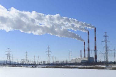 kış manzarası bacalardan tütüyor Zainsk TPP mavi gökyüzüne karşı dondurucu sisli bir sabah