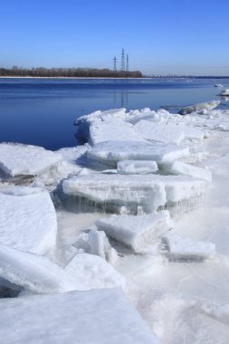 Baharın erken saatlerinde güneşli bir günde nehir üzerindeki buzlar sürükleniyor. 