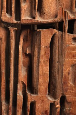 Beyaz stüdyo arka planında tahta karıncaları kesen yakın çekim bloğu.