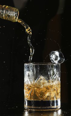 Siyah bir arka planda ıssız bir viski.