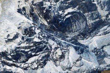 Güneş ışığında izole edilmiş makro doku kıyı kayalıkları