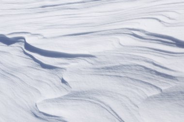 parlak güneş ışığı altında kar dalgaların makro doku
