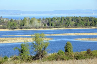 bahar manzarası geniş ve sakin nehir sabahın erken saatlerinde, tepeden manzara