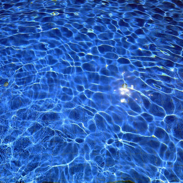 Aislamiento Piscina Exterior Agua Azul Con Reflejos Luz Solar —  Fotos de Stock