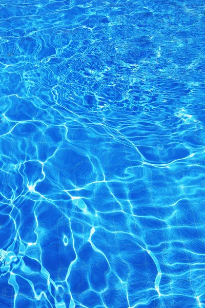 Isolamento Acqua Azzurra Piscina All Aperto Con Riflessi Luce Solare — Foto Stock