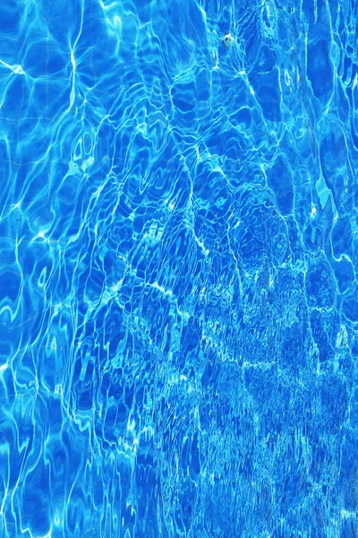 Isolamento Acqua Azzurra Piscina All Aperto Con Riflessi Luce Solare — Foto Stock