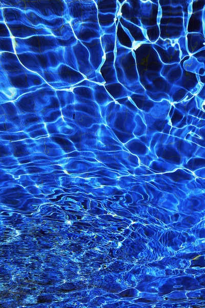 Aislamiento Piscina Exterior Agua Azul Con Reflejos Luz Solar — Foto de Stock