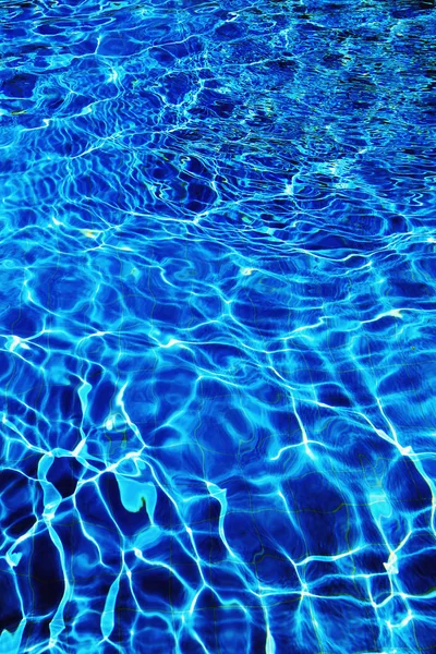 Aislamiento Piscina Exterior Agua Azul Con Reflejos Luz Solar —  Fotos de Stock