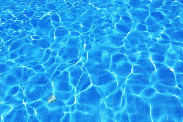 Aislamiento Piscina Exterior Agua Azul Con Reflejos Luz Solar — Foto de Stock