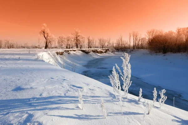 Kış Manzarası Güneşli Nehirde Dondurucu Bir Sabah Mavi Gökyüzü Kumlu — Stok fotoğraf