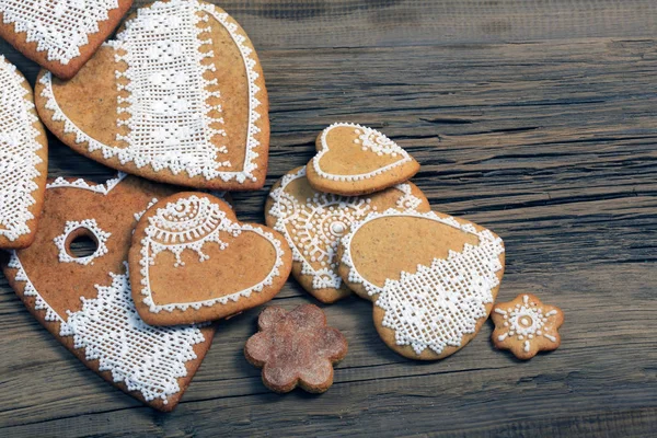 Makro Pepparkakor Hjärtformade Med Ett Gult Band Blommor Trä Bakgrund — Stockfoto