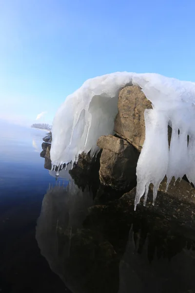 Macro Bizarro Neve Gelo Icicles Nas Margens Rochosas Rio Sol — Fotografia de Stock