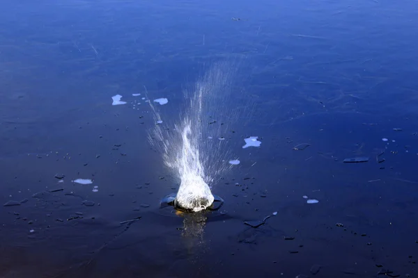 Крупный План Камня Падающего Реку Разбивающего Тонкую Ледяную Корку — стоковое фото