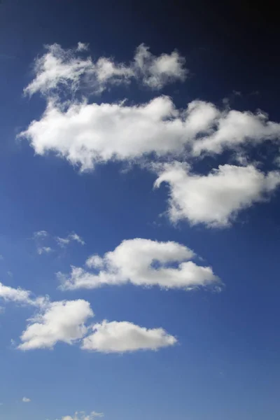 晴れた日には青空に白い雲が浮かび上がる — ストック写真