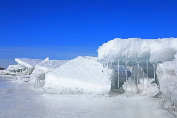 Yakın Çekim Büyük Buz Kütleleri Mavi Gökyüzüne Karşı Nehrinde Güneşli — Stok fotoğraf