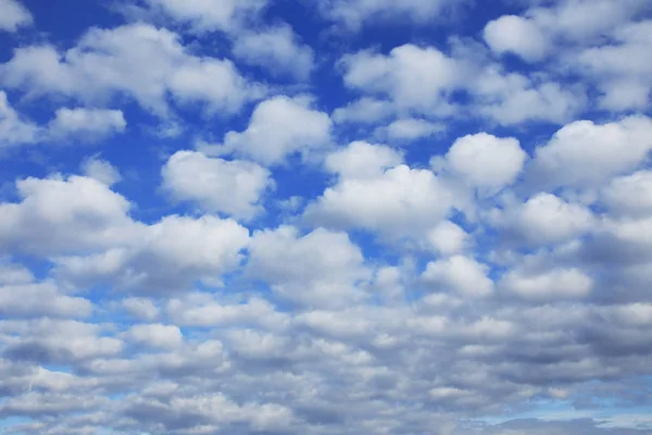 Landschap Mooie Cumulus Wolken Tegen Een Blauwe Lucht Een Zonnige — Stockfoto